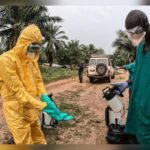 Profissionais de saúde com roupas de proteção contra o ebola