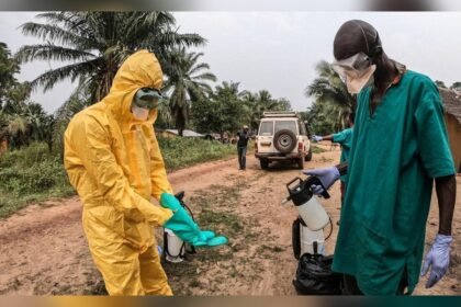 Profissionais de saúde com roupas de proteção contra o ebola
