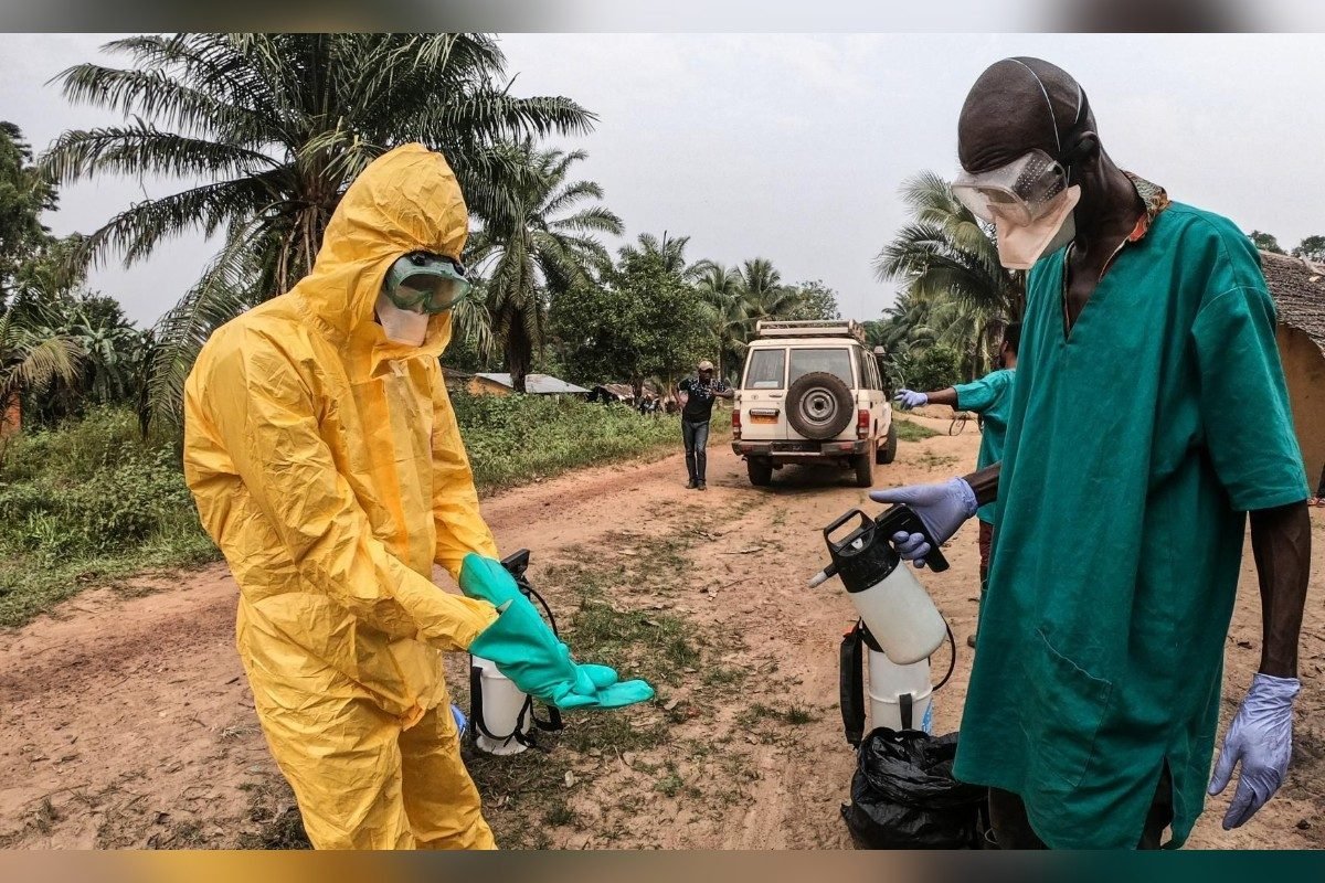 Profissionais de saúde com roupas de proteção contra o ebola