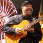 O cantor João Bosco com violão