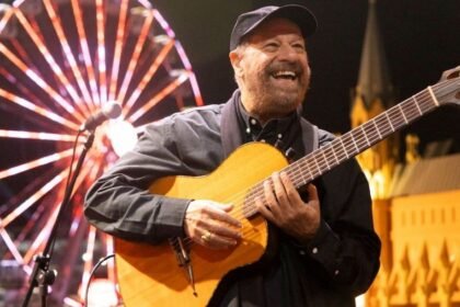O cantor João Bosco com violão