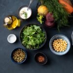 Tigelas com alimentos variados sobre a mesa
