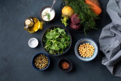 Tigelas com alimentos variados sobre a mesa