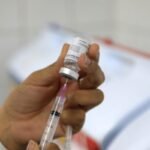 Profissional de saúde prepara dose de vacina