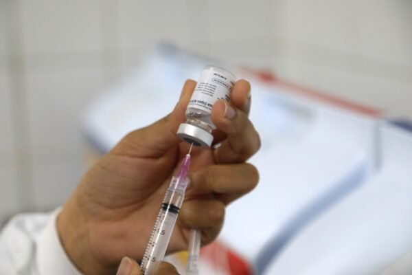 Profissional de saúde prepara dose de vacina