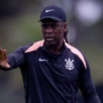 Clarence Seedorf com o agasalho do Corinthians