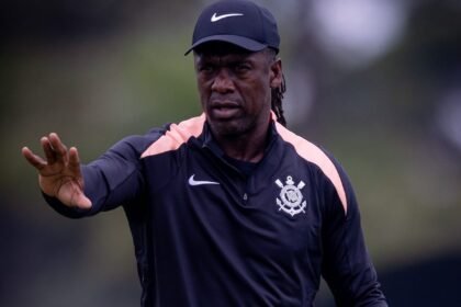 Clarence Seedorf com o agasalho do Corinthians