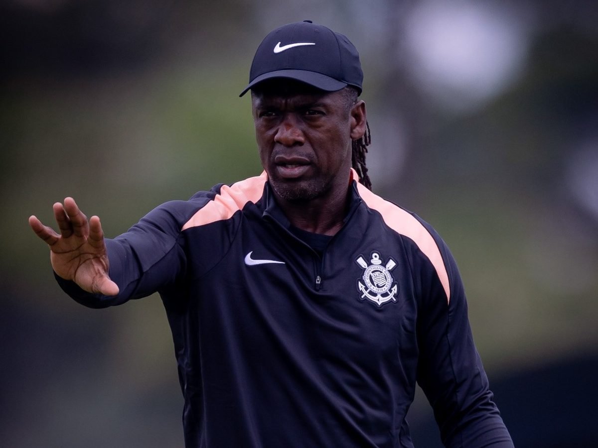 Clarence Seedorf com o agasalho do Corinthians