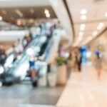 Corredor e escadas rolantes de shopping center