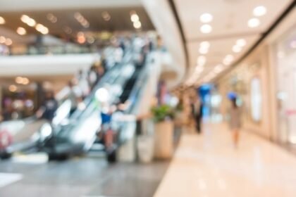 Corredor e escadas rolantes de shopping center