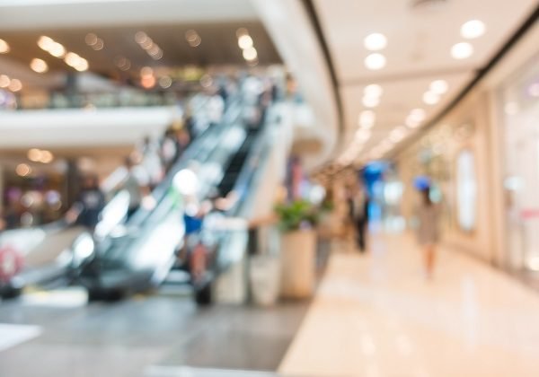 Corredor e escadas rolantes de shopping center
