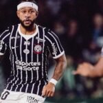 Atacante Memphis Depay em campo com a camisa do Corinthians