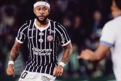 Atacante Memphis Depay em campo com a camisa do Corinthians