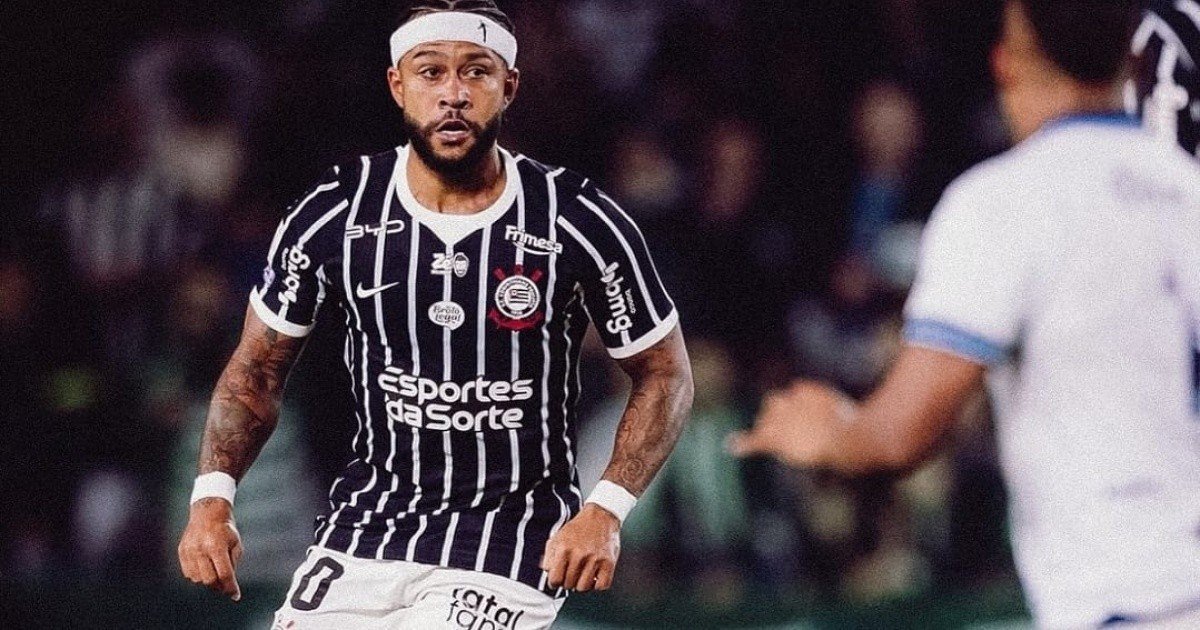 Atacante Memphis Depay em campo com a camisa do Corinthians