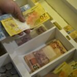 Fachada de shopping com lojas de franquias