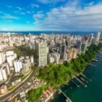 Maquete de prédios e casas sobre mesa representando mercado imobiliário
