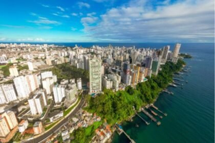 Maquete de prédios e casas sobre mesa representando mercado imobiliário