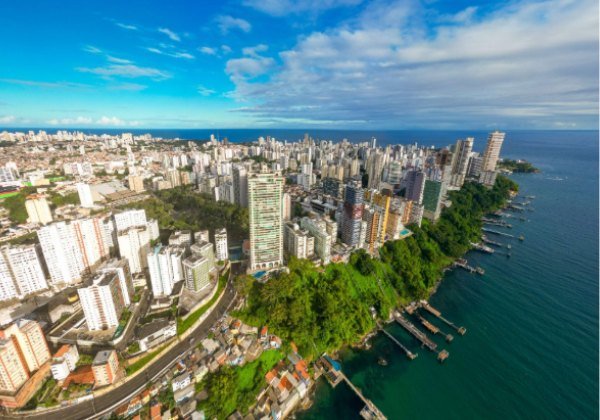 Maquete de prédios e casas sobre mesa representando mercado imobiliário