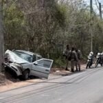 Carro após bater em poste em Feira de Santana