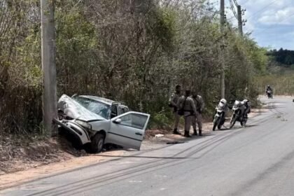 Carro após bater em poste em Feira de Santana