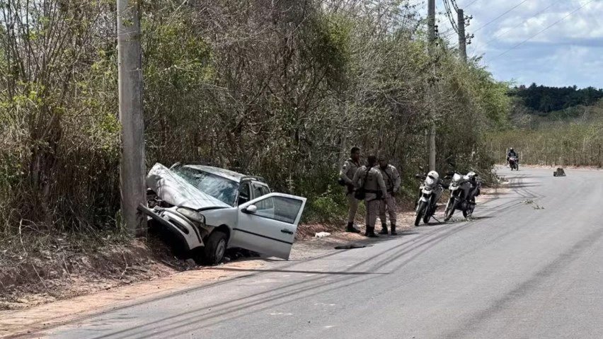 Carro após bater em poste em Feira de Santana