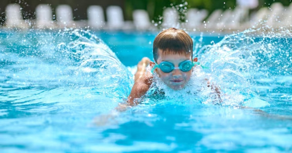 Criança nadando em piscina
