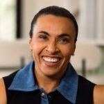 Jogadora Marta sorri durante entrevista