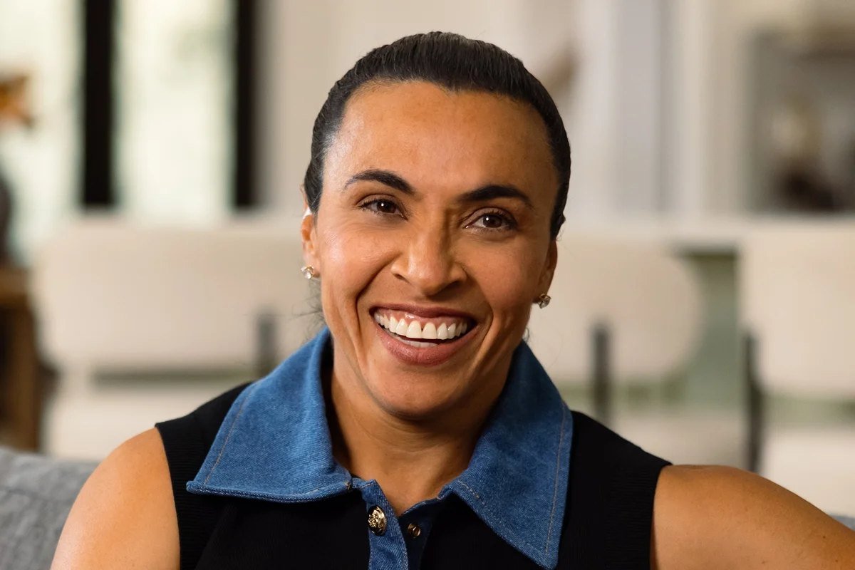 Jogadora Marta sorri durante entrevista
