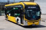 Ônibus elétrico amarelo do BRT Salvador parado na via