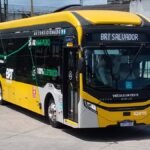 Ônibus elétrico amarelo do BRT Salvador parado na via