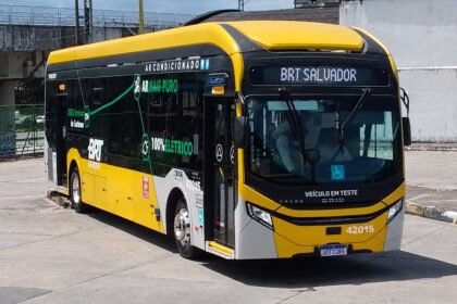 Ônibus elétrico amarelo do BRT Salvador parado na via