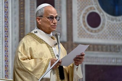 Papa Leão XIV lê discurso durante celebração no Vaticano