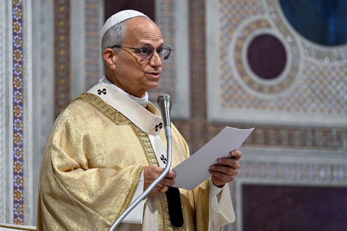 Papa Leão XIV lê discurso durante celebração no Vaticano