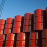 Barris de petróleo vermelhos empilhados