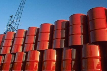 Barris de petróleo vermelhos empilhados