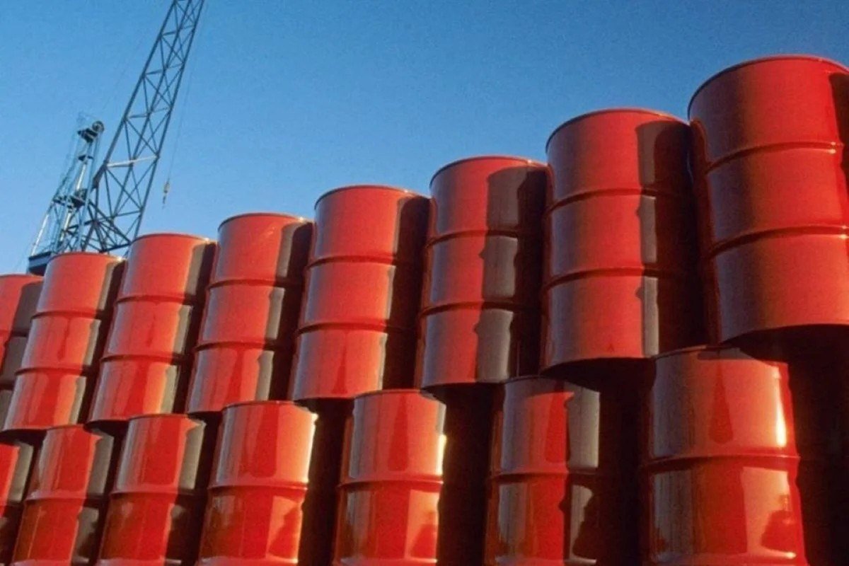Barris de petróleo vermelhos empilhados