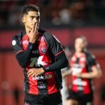 Atacante Renê comemora gol pelo Vitória