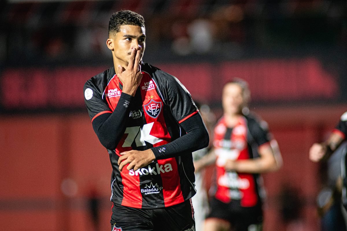 Atacante Renê comemora gol pelo Vitória