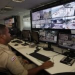 Agente acompanha imagens de câmeras em central de monitoramento da SSP-BA
