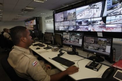 Agente acompanha imagens de câmeras em central de monitoramento da SSP-BA