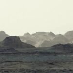 Paisagem rochosa de Marte ao amanhecer registrada por rover