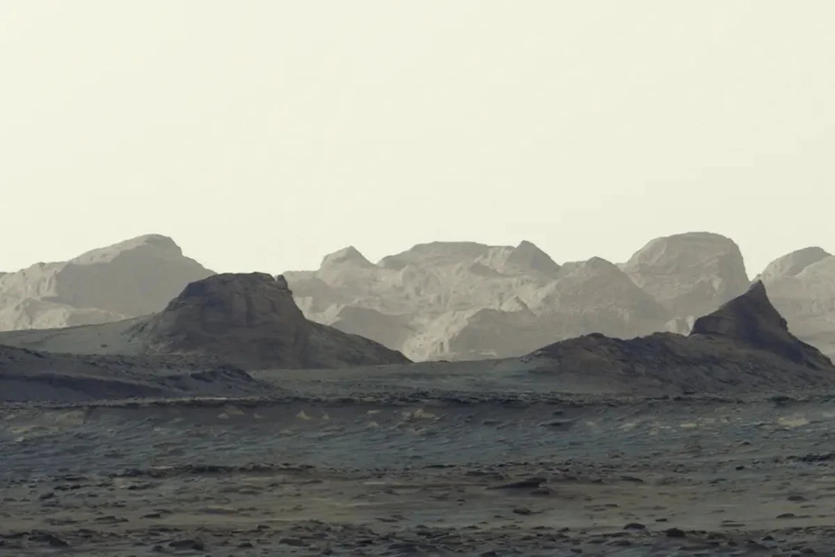 Paisagem rochosa de Marte ao amanhecer registrada por rover