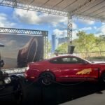 Carro esportivo em exposição em salão de automóveis