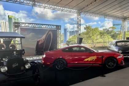 Carro esportivo em exposição em salão de automóveis