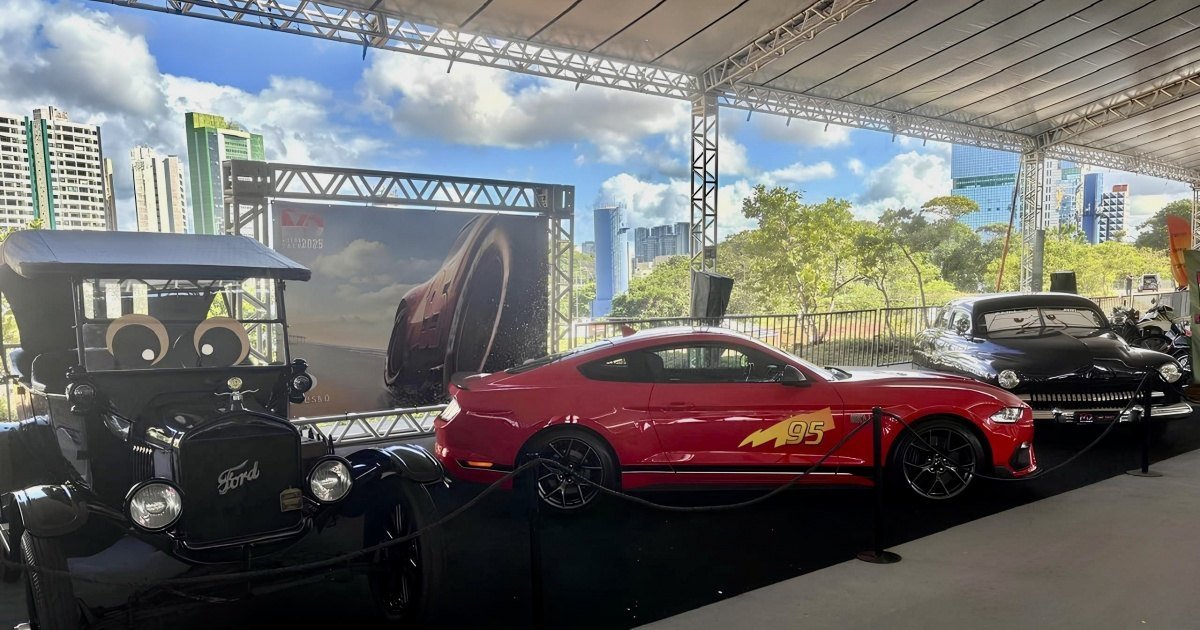 Carro esportivo em exposição em salão de automóveis