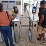 Passageiros passam pela catraca de estação do BRT de Salvador