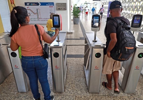 Passageiros passam pela catraca de estação do BRT de Salvador