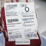 Bolsa de sangue raro identificada com etiqueta
