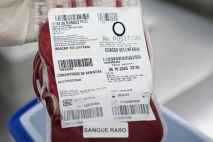 Bolsa de sangue raro identificada com etiqueta
