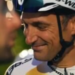 Lionel Scaloni sorri usando capacete de ciclismo
